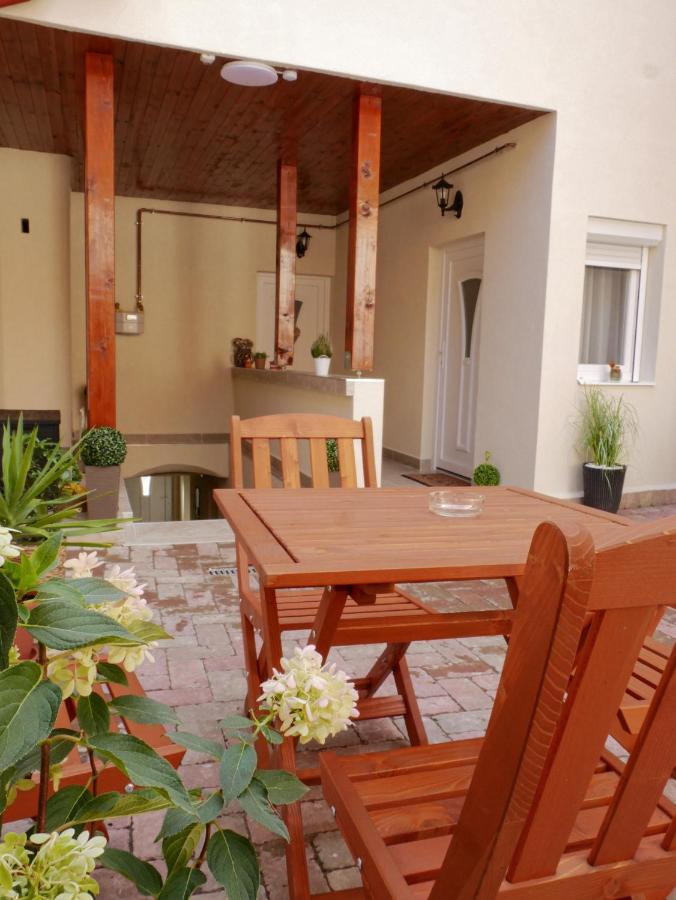Varfal Apartman Eger Luaran gambar