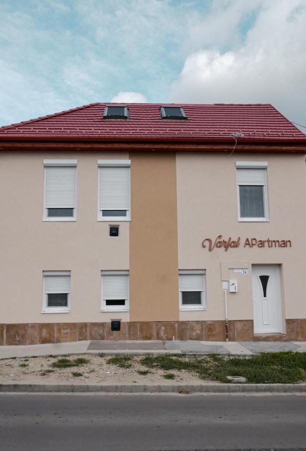 Varfal Apartman Eger Luaran gambar