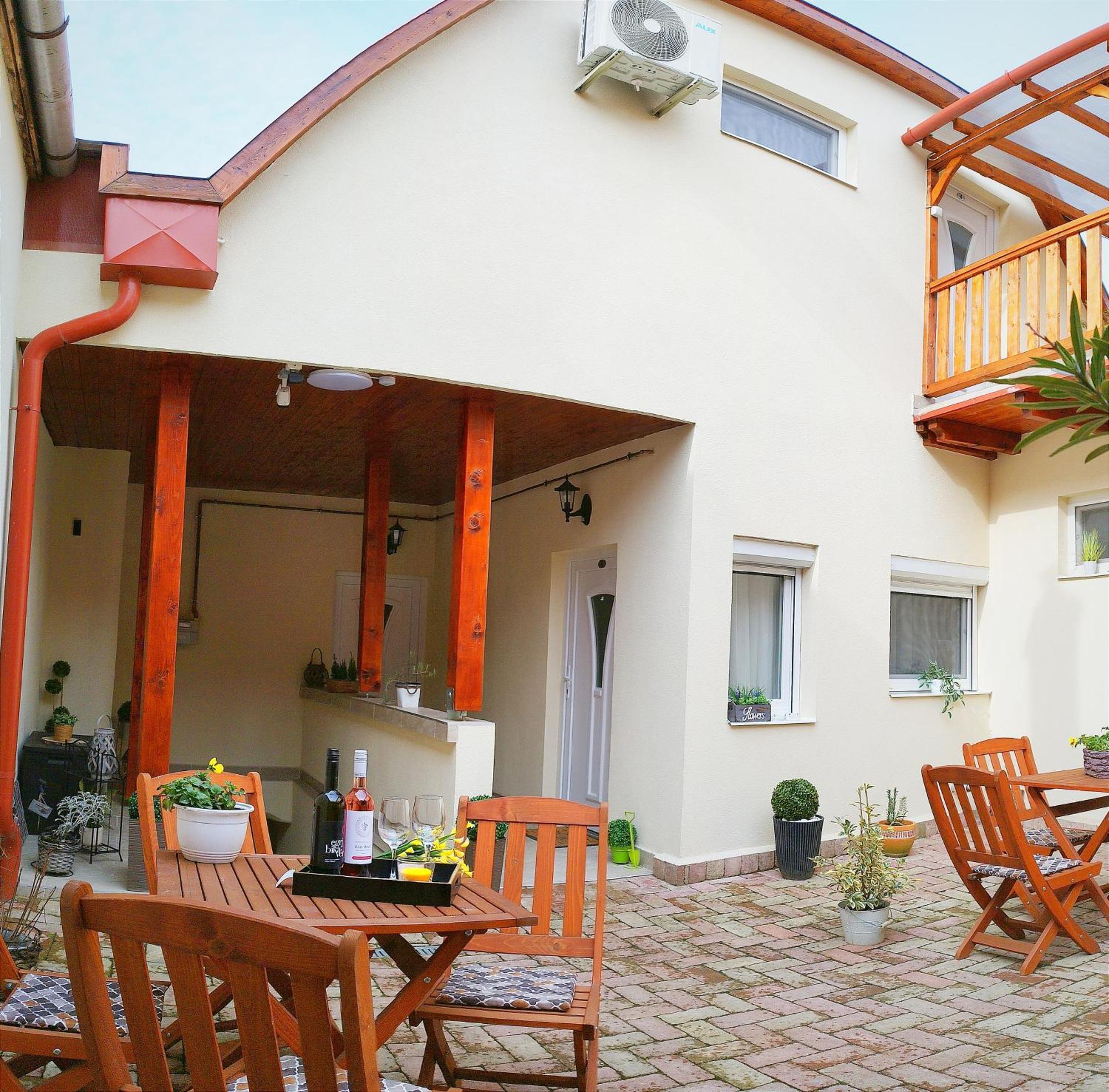 Varfal Apartman Eger Luaran gambar